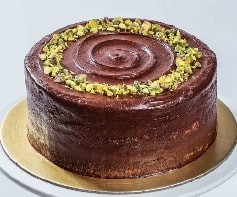 4 ile 6 kişilik kişilik Klasik sade çikolatalı fıstıklı yaş pasta Doğum günü pastası